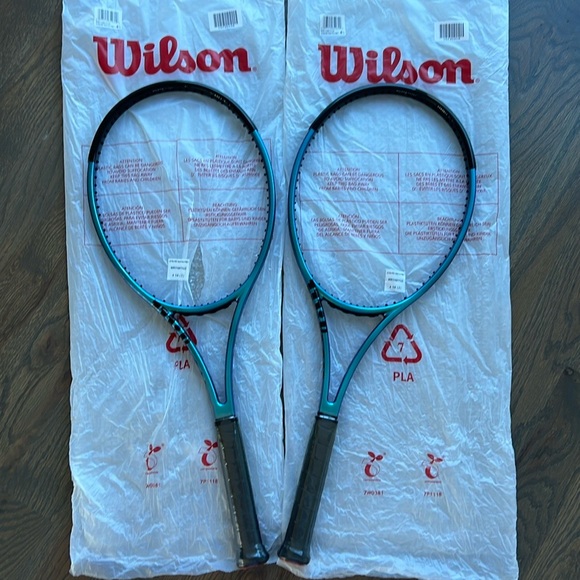 NWT Set of Wilson Ultra Pro 18x20 v4, Grip 2 - Picture 2 of 14